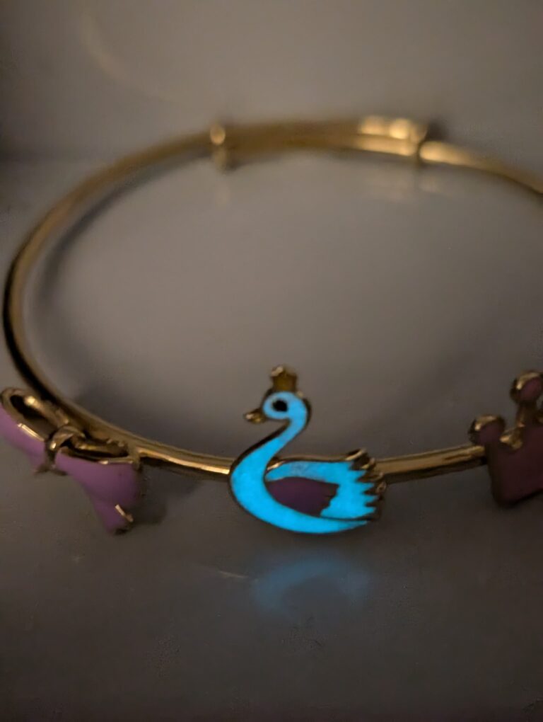 Swan Glow in the dark Jewellery Set - Image 4